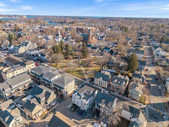 Building Photo - 303 Islington St