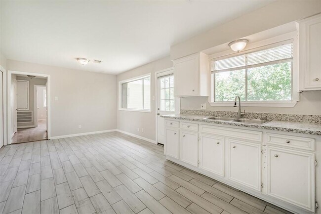 Building Photo - 1306 Glencrest Dr
