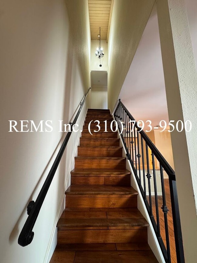 Building Photo - Refurbished Townhome with Laundry Hookups ...