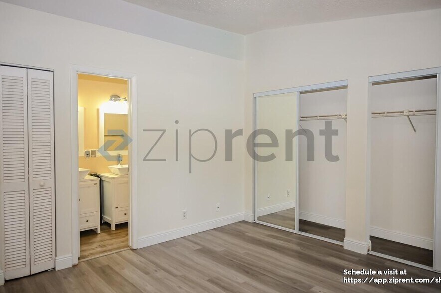 Building Photo - 9761 Riverside Dr