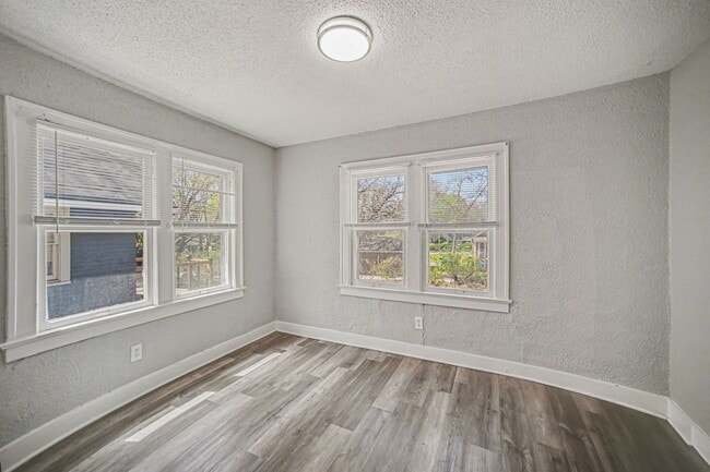 Building Photo - 2 Bed, One Bath House Near UMKC!