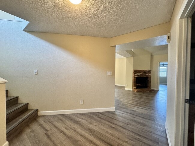 Building Photo - Great 3 bedroom 2 bath culdesac lot with fireplace