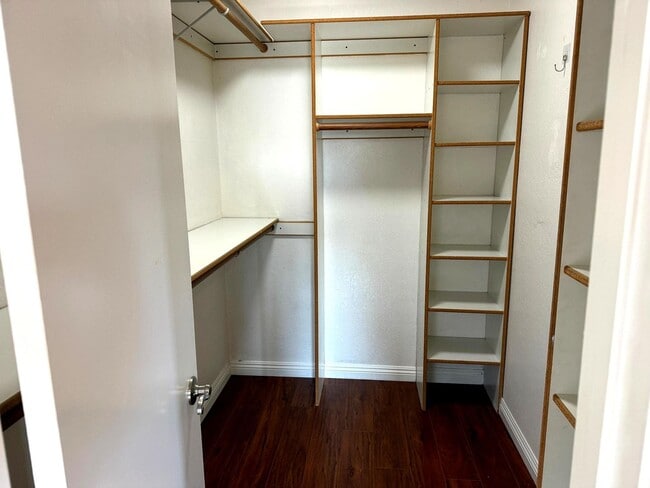 Building Photo - Beautiful 3 Bedroom 2.5 Bath