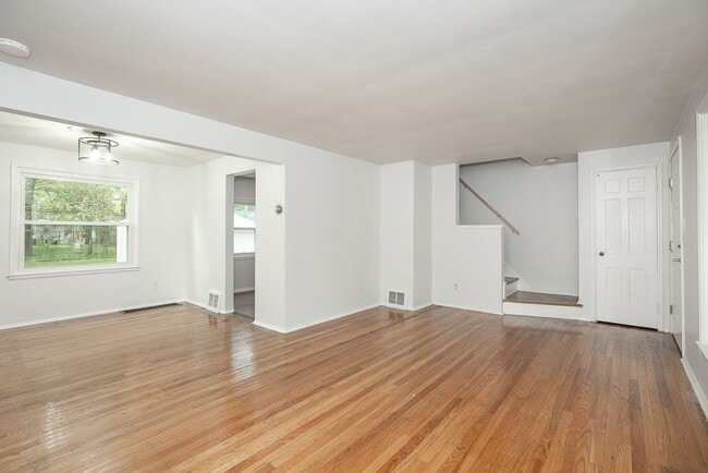 Building Photo - 3 Bed/1.5 Bath Single Family Home!