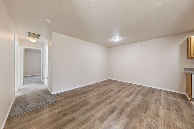 Building Photo - Spacious 3 bedroom Duplex