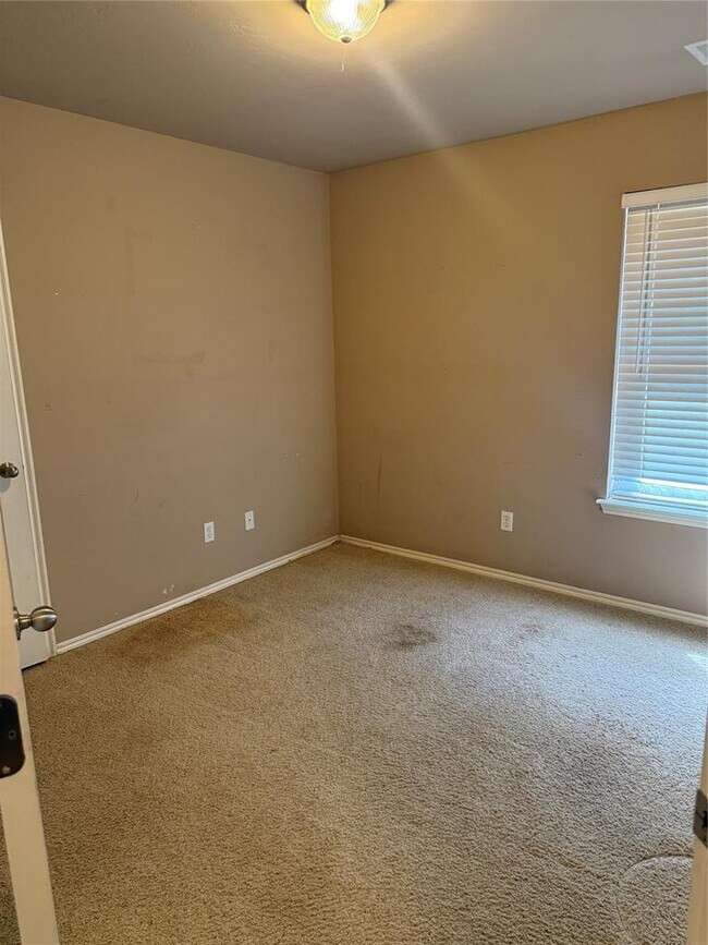 Building Photo - 400 S Castle Ridge Ln
