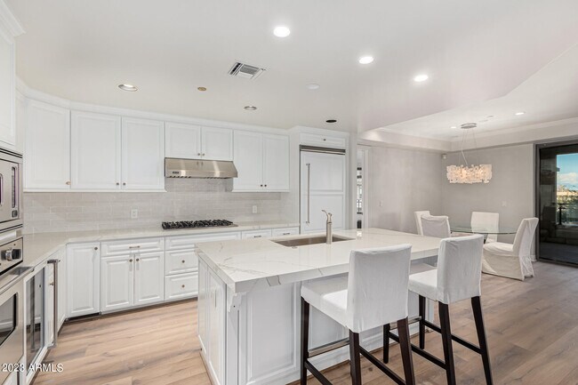 Building Photo - 7175 E Camelback Rd