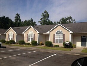 Building Photo - $800 2br/2ba Paddock Place Apartment