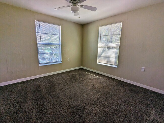Building Photo - "Charming 3 Bed Duplex for Rent in Jacksonville, FL - Spacious, Convenient, and Ready for You!"