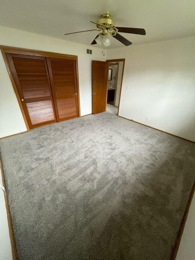 Building Photo - Charming & Bright 2-Bedroom Apartment in Milwaukee's Fairview Neighborhood!