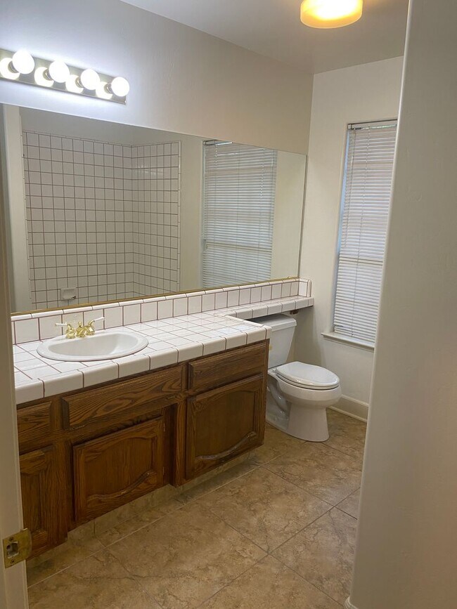 Building Photo - Gorgeous 3 Bedroom 2 Bath Home