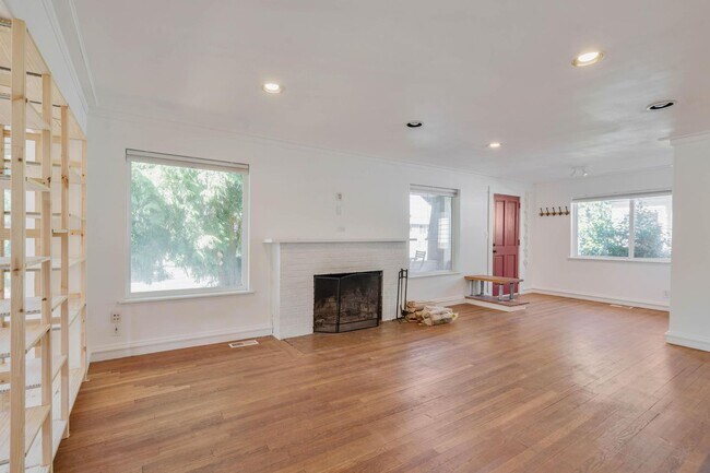 Building Photo - 236 NE Lombard St