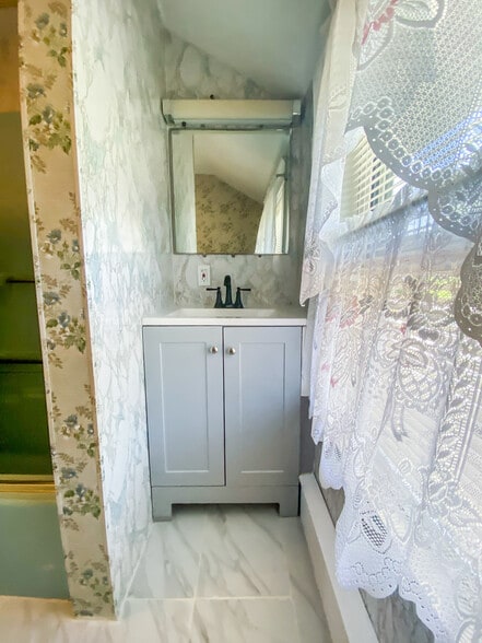 Building Photo - 8 Howe St