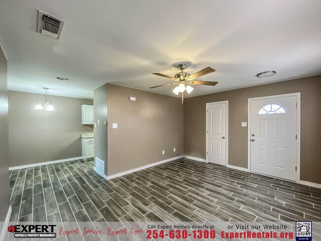 Building Photo - 2 bedroom/ 1 bath with one car garage.