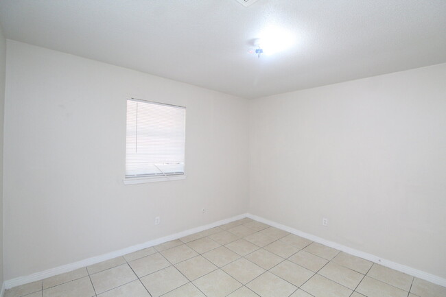Building Photo - Affordable 2BR Duplex Near UWF — All Tile,...