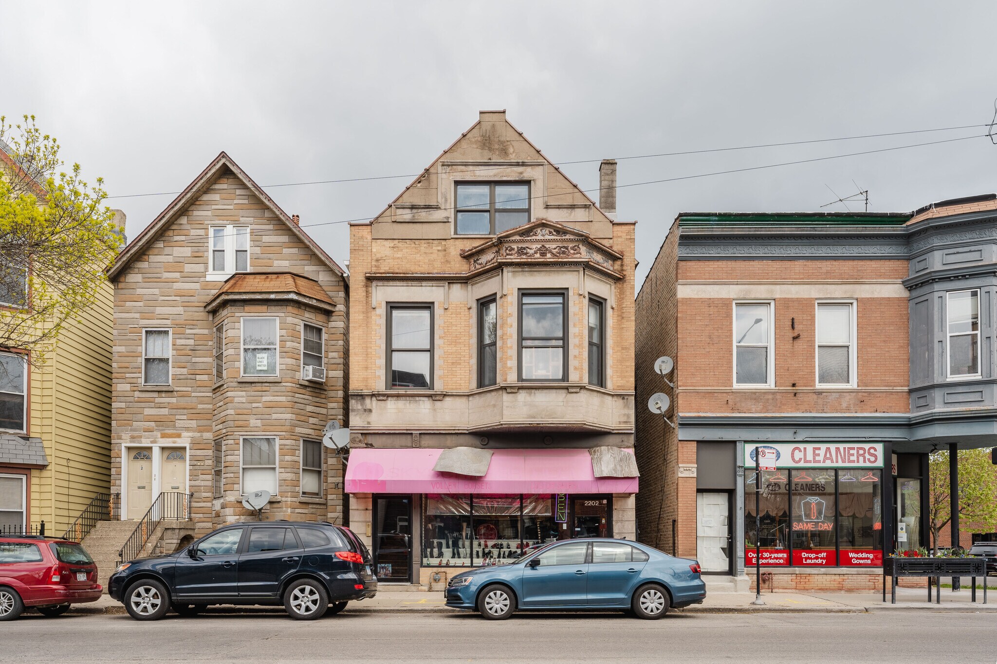 Building Photo - 2202 W Belmont Ave