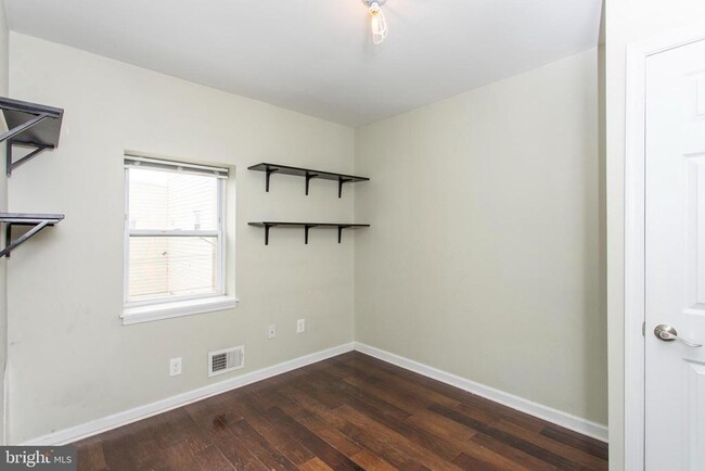 Building Photo - 2218 E Oakdale St