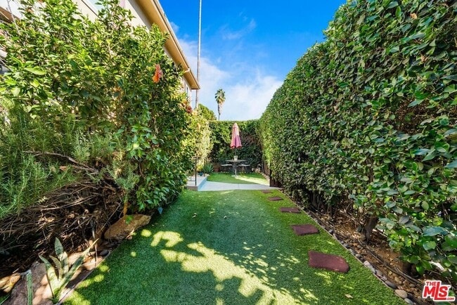 Building Photo - 11585 Riverside Dr