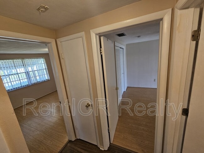 Building Photo - 4020 Pleasant Ridge Dr