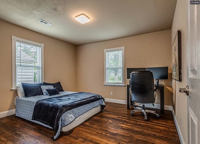 Building Photo - 2 Bed | 2 Bath in Midtown!