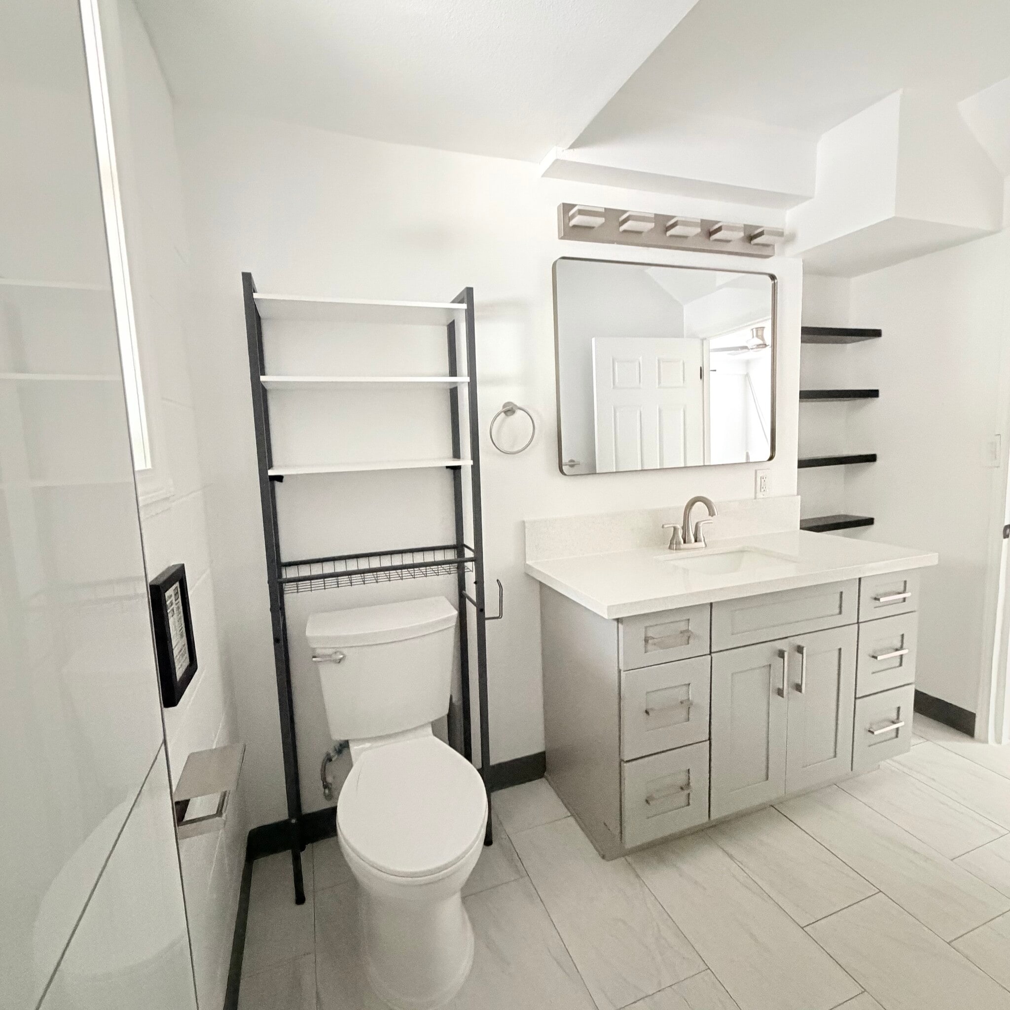 Full size bathroom - 1739 Kamohoalii St