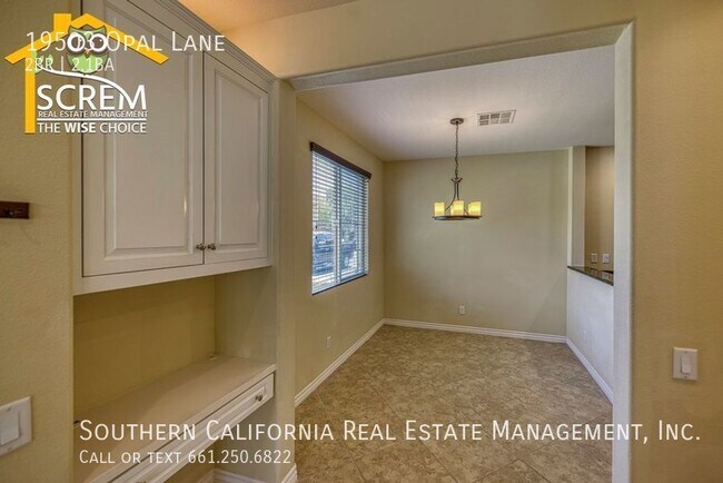 Building Photo - Two Bedroom Townhome in Santa Clarita