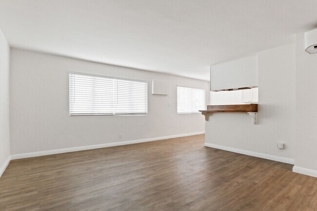 Building Photo - Bright Upstairs Apartment in North Long Beach