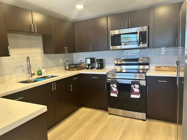 Building Photo - 244 Lexington Dr