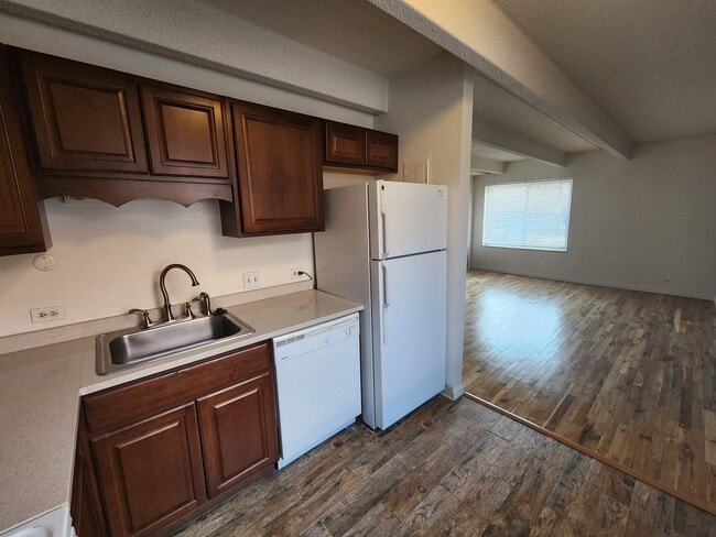 Building Photo - Gorgeous 1 Bed 1 Bath Condo In Fantastic L...