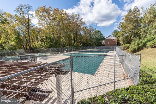 Building Photo - 10423 Montrose Ave