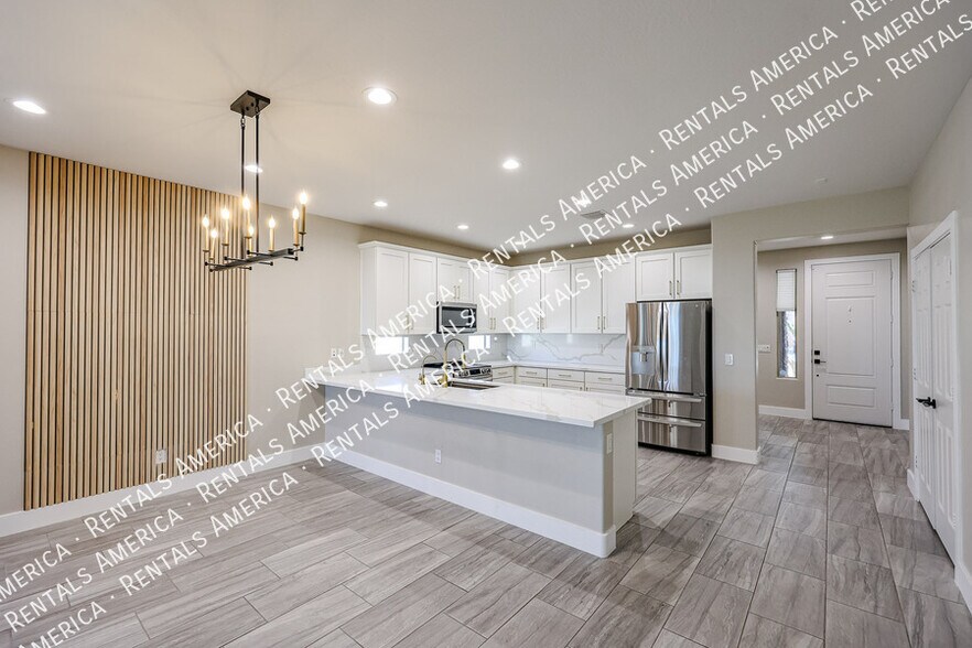 Building Photo - 7855 W Rock Springs Dr