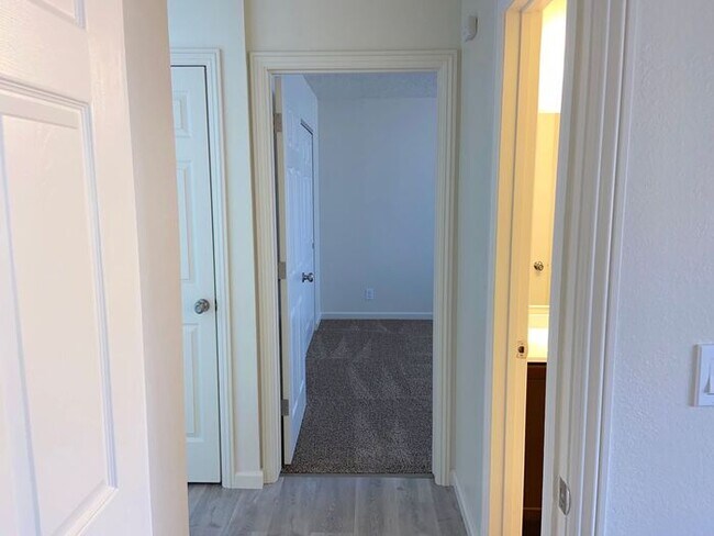 Building Photo - Reno Duplex - 1 Pet Friendly, Garage, Dishwasher, Washer/Dryer Hookups, Central A/C