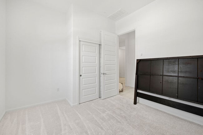 Building Photo - 17617 S Ridgerunner Dr