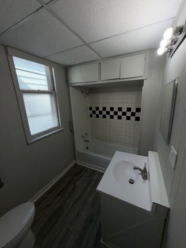 Building Photo - 1411 W Maryland St