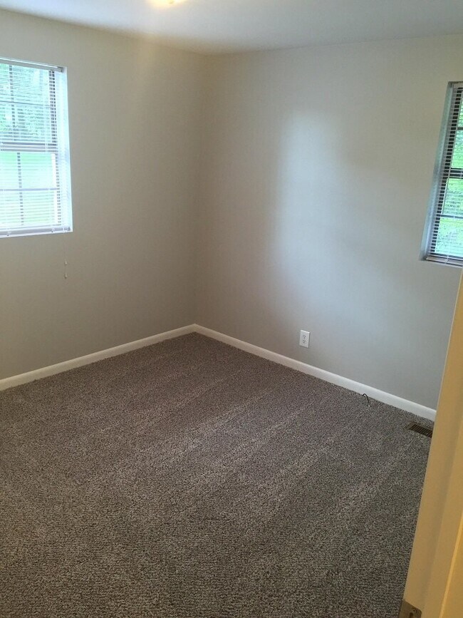 Building Photo - COMING SOON... Spacious 3R/1.5BA in Wilson...