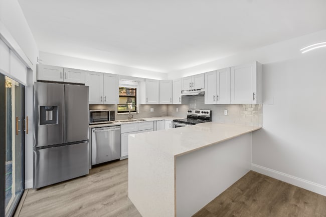 Building Photo - 2695 Albatross Rd N