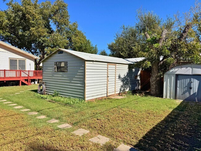Building Photo - Adorable 3 Bed, 1 Bath Craftsman Home
