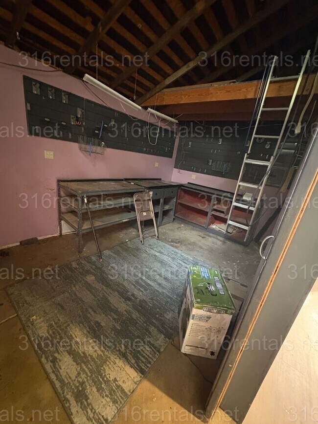 Building Photo - $1099 - 3 bed 1 bath - Single Family Home