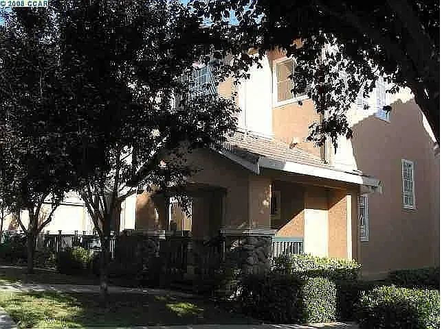 Building Photo - Beautiful End-Unit Townhome in Desirable S...