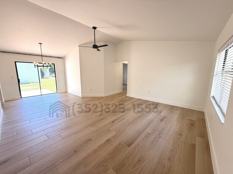 Building Photo - 3276 E Crown Dr