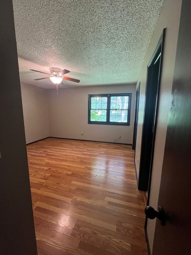 Building Photo - 4 bedroom/2 bath house