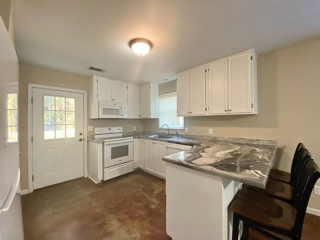 Building Photo - 1140 CR 194