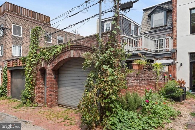 Building Photo - 2218 Locust St