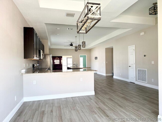 Building Photo - 340 Palm Breezes Dr