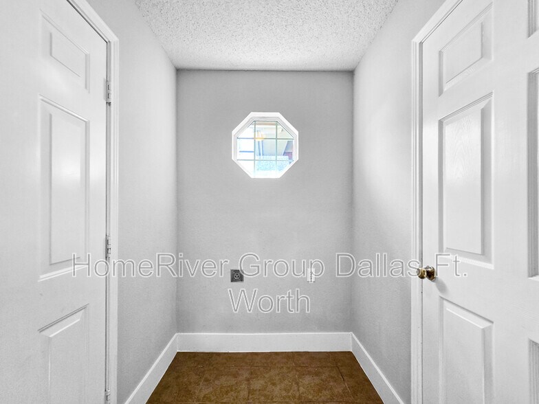 Building Photo - 824 Carrington Dr