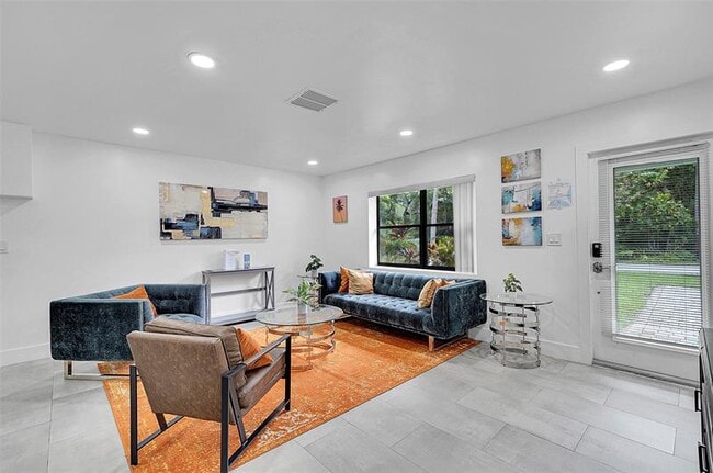 Building Photo - 400 NE 26th Dr