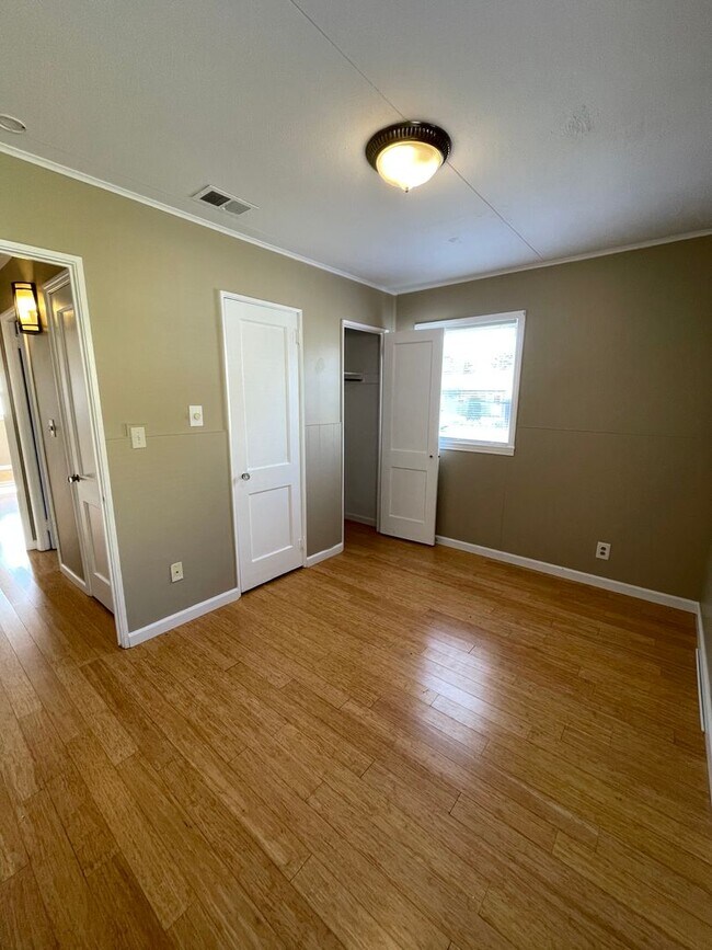 Building Photo - MOVE IN READY - Vinton Neighborhood