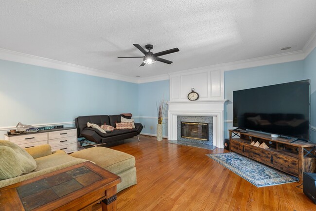 Building Photo - Beautiful 4BR, 3.5BA Tri-Level Home in Wel...