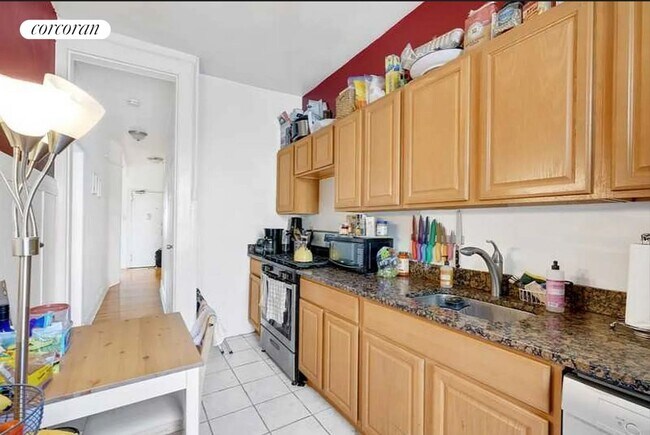 Building Photo - 423 E 84th St
