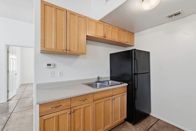 Building Photo - 934 N Campbell Ave